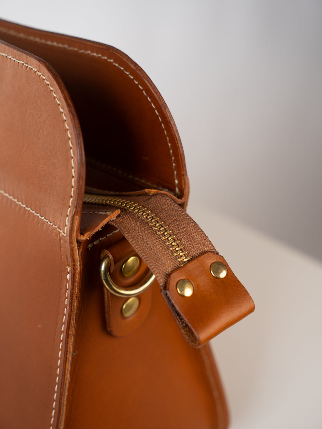 Leather handbag with carrying handle