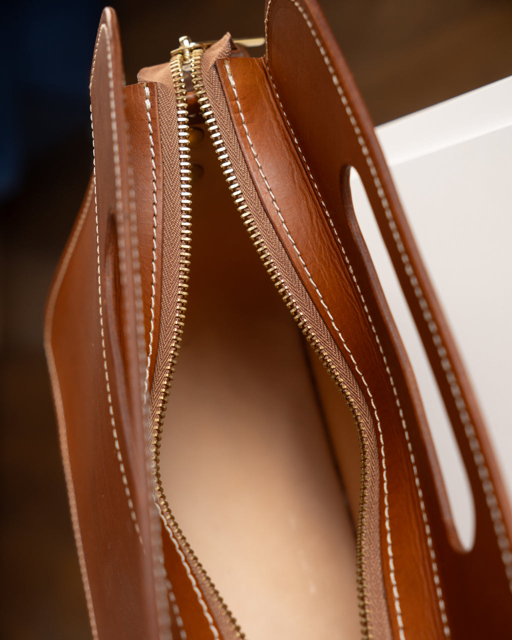 Leather handbag with carrying handle