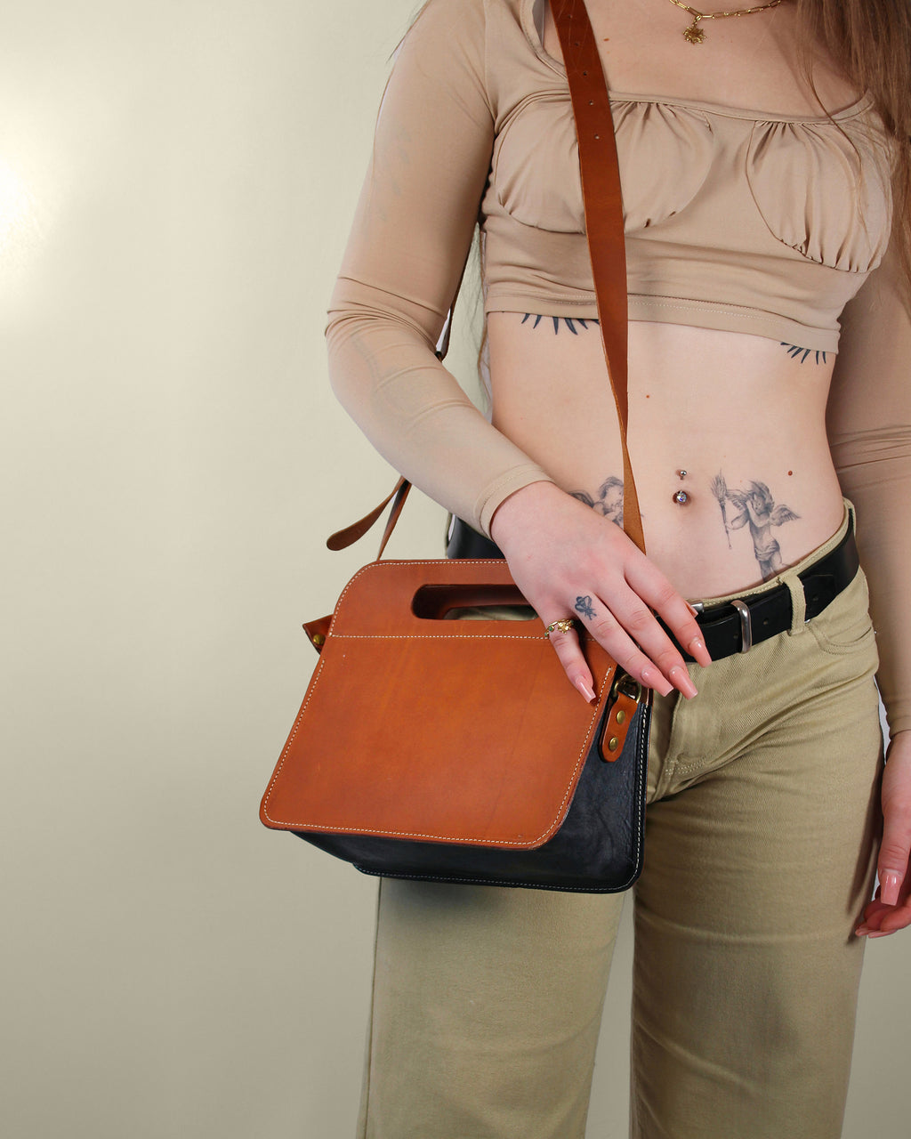 Leather handbag with carrying handle