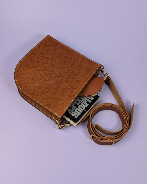 Crossbody Tasche mit Gravur Muster